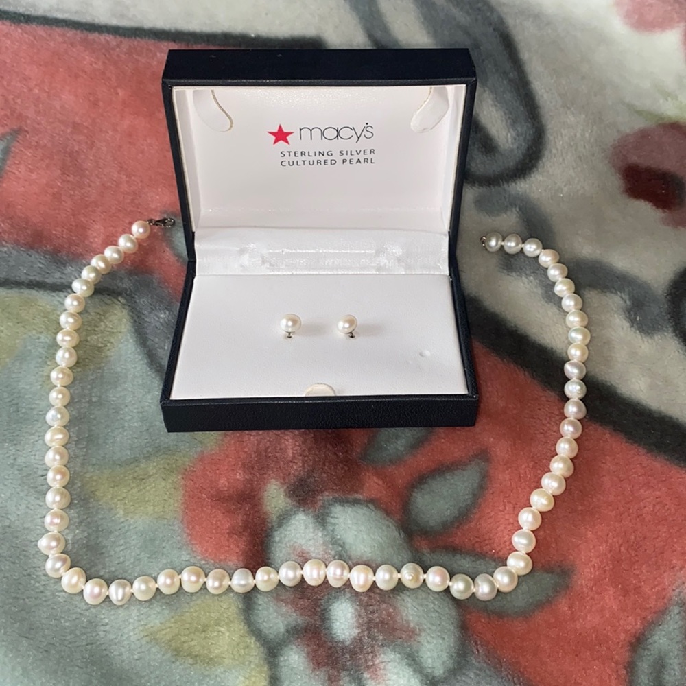 Never been worn Macys cultured pearls